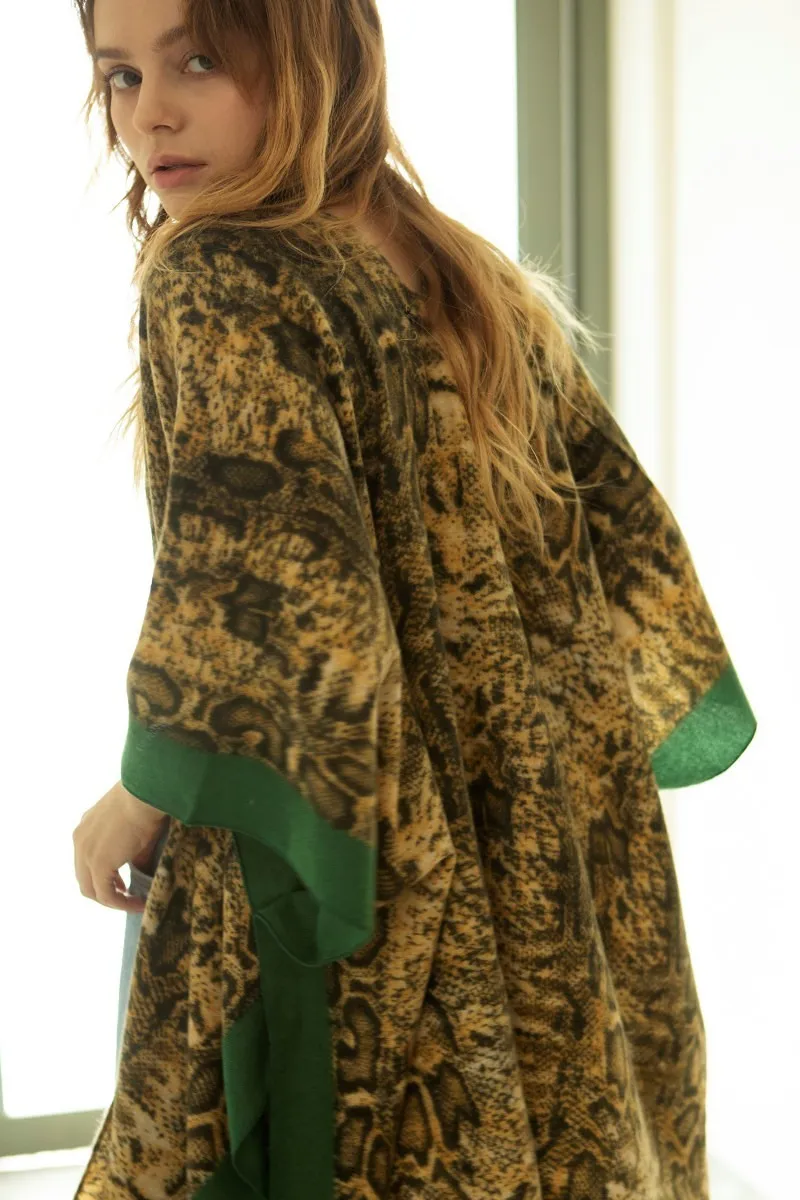 Kimono withsnake print and contrast lined border Shawl - Women