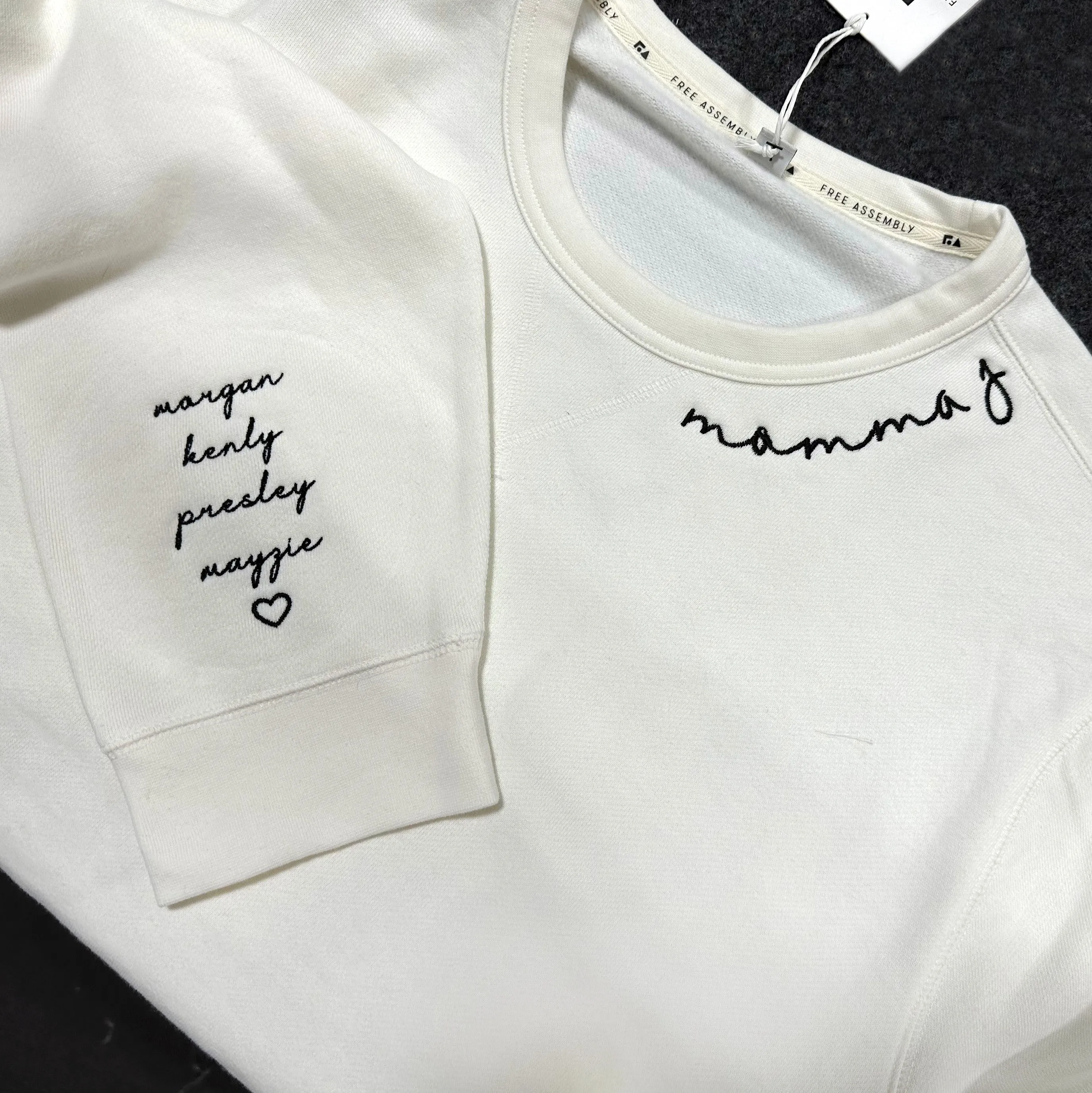 Mama Cursive Unisex Sweatshirt with Names
