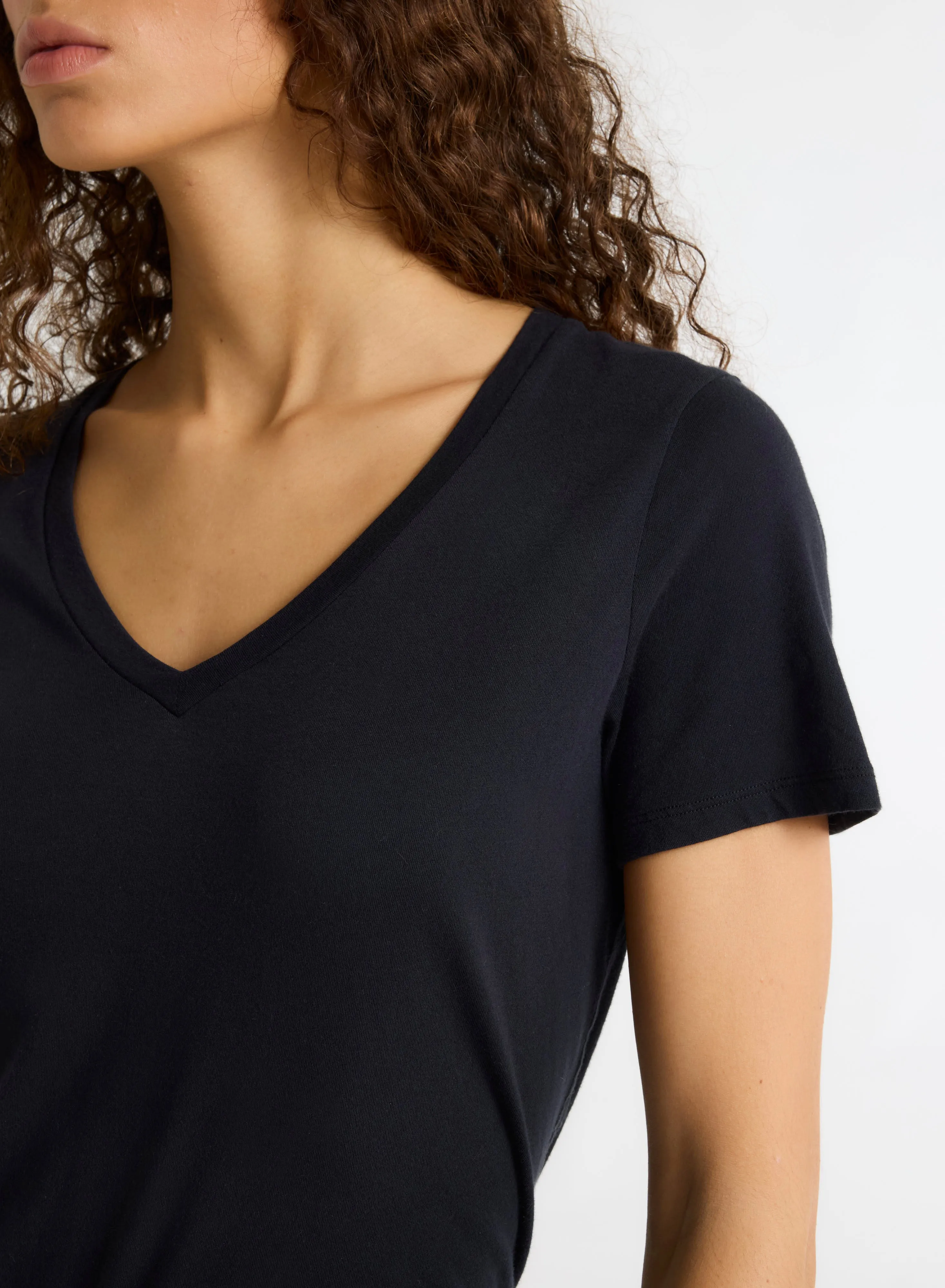 T-shirt Noir Patty col V manches courtes en Coton